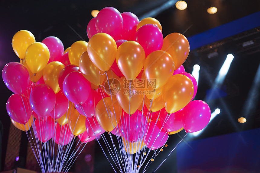音乐会期间舞台上的气球图片