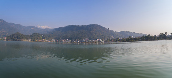 菲瓦湖位于尼泊尔大湖泊,位于波卡拉山谷附近的波卡拉萨朗科特山图片