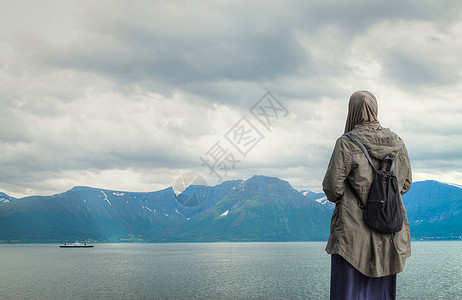挪威峡湾背景下戴着头巾的女人图片