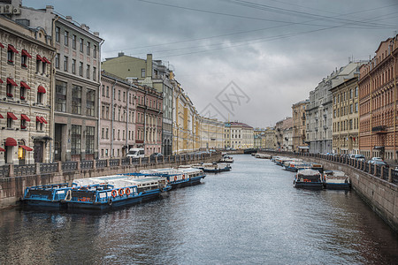 彼得堡街道上的运河河流图片
