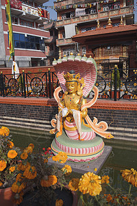 金雷兹格雕像矗立加德满都尼泊尔图片