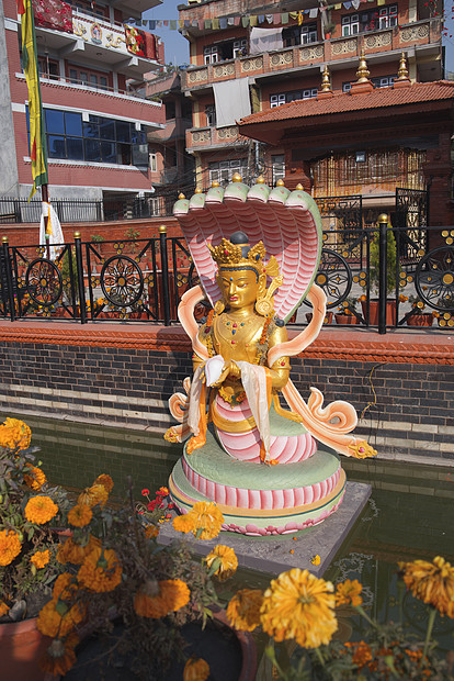 金雷兹格雕像矗立加德满都尼泊尔图片