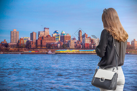 个女人看着海滨的电话,俯瞰曼哈顿美国图片