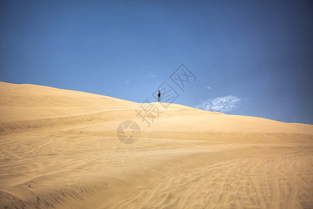 秘鲁沙漠里散步的人图片