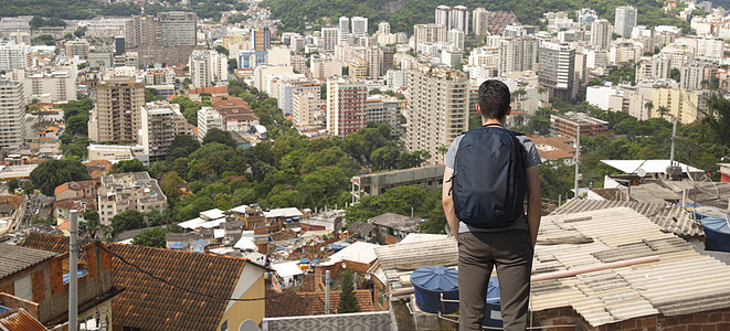 个人走过里约市的贫民区图片