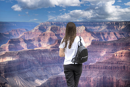 女人走美国的大峡谷里图片