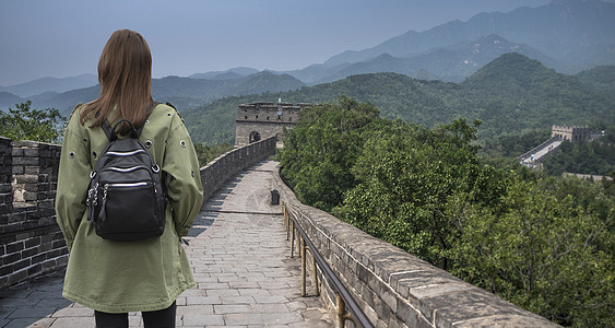 女人沿着中国的长城走背景图片