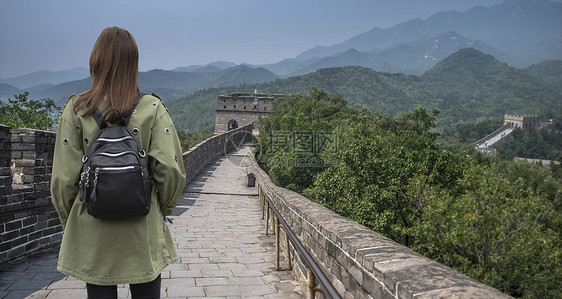 女人沿着中国的长城走图片
