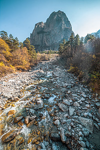 水高加索山脉中流动图片