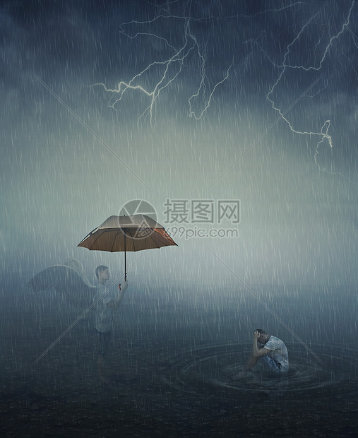 超现实主义的形象孤独的,压力很大的人坐湖水下下着雨,他的天试图帮他打伞宽恕,精神支持图片