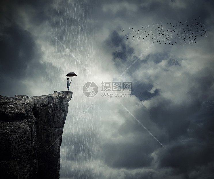 着伞的人站悬崖边上,叫雨云层上方的神秘地方图片