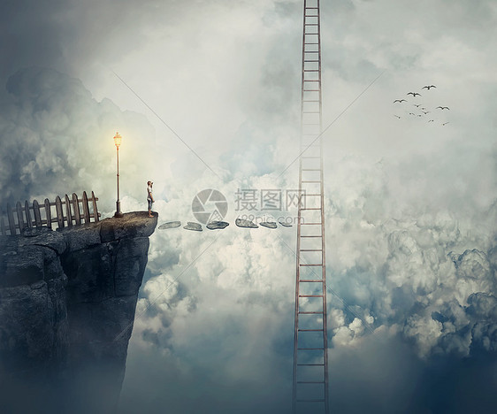 想象中的景色,就像个小男孩站云上悬崖的顶峰上,思考如何达通往天空的梯子人生旅程机会风险通往成功的象征图片