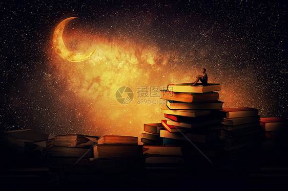 男孩独自坐堆书上,看着新月神奇的夜景寻找知识的图片