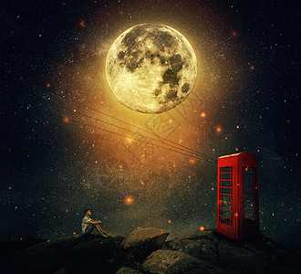 想象中的景色,个轻人坐悬崖上,等待人打电话给他电话亭盒子满月之夜星空背景忠诚坚定的观念图片