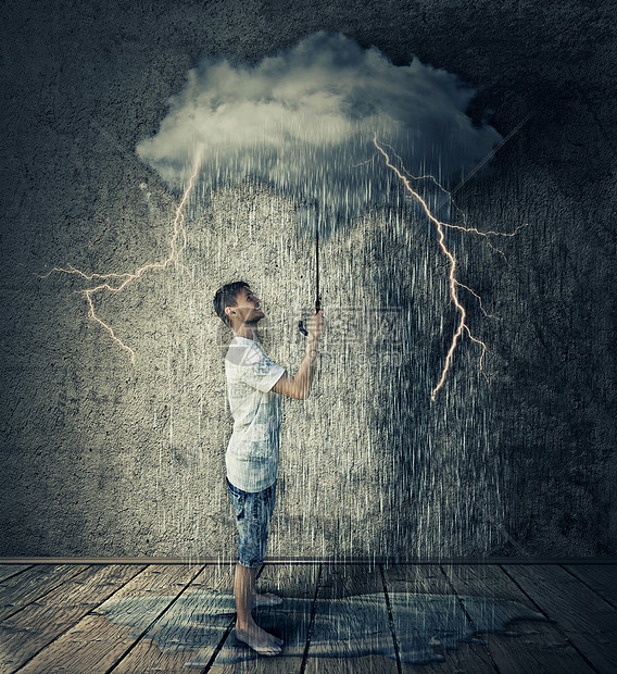 快乐的男孩站个房间里 着朵暴风雨的雨云雨伞商业悲观的高清图片下载 正版图片 摄图网 快乐的男孩站个房间里 着朵暴风雨的雨云雨伞商业悲观的高清图片下载 正版图片 摄图网