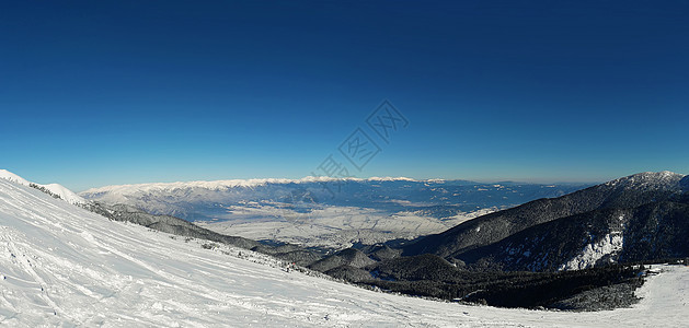 全景皮林山顶保加利亚的斯科市寒冷的冬天,雪峰晴朗的蓝天图片