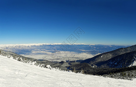 滑雪坡冬季山脉的全景保加利亚阿尔卑斯滑雪胜地斯科图片