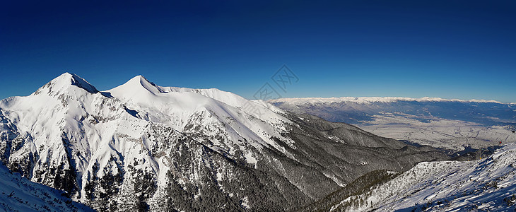 全景山景与岩石,冰冷杉森林皮林山,斯科,保加利亚平静清澈的蓝天活跃生活爬山徒步旅行徒步旅行的完美选择图片