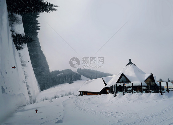 覆盖着雪的山坡上,篱笆后的树林里,靠近冬天山脉中的针叶林三维景观,假日旅程,旅游理念图片