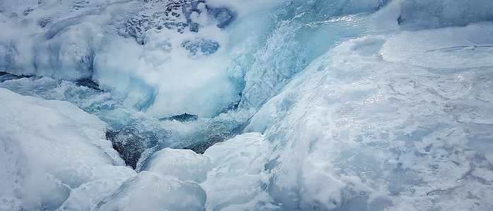 抽象的冰冻河流背景,非常寒冷的冬天,蓝色的水流过雪冰图片