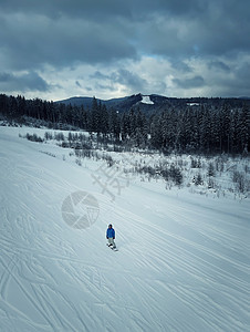 活跃的男子滑雪者骑冬天的山坡上乌克兰滑雪胜地布科维尔图片