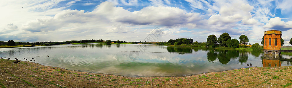 英格兰诺汉普顿的西威尔郊野公园湖全景图片