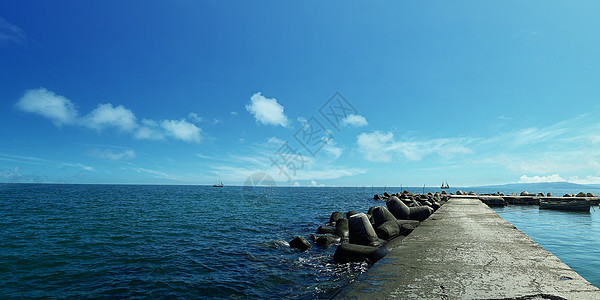 保加利亚巴尔奇克市港口附近的两艘船漂浮海上暑假背景快乐幸福娱乐活动图片