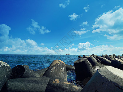 保加利亚巴尔奇克市海上的巨大石头暑假背景,艘船漂浮远处图片