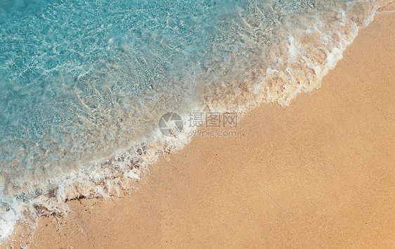 沙滩上碧海的软泡波暑假背景,假期娱乐活动理念图片