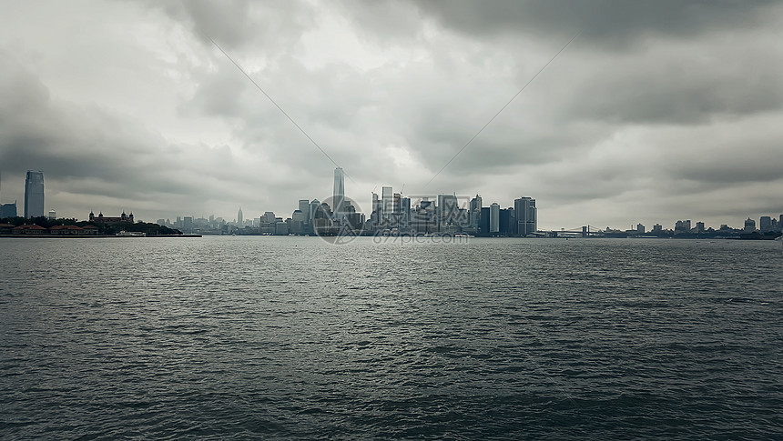 多云的雨天,曼哈顿市中心的建筑天际线图片