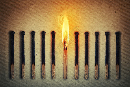 燃烧的火柴站中间排熄灭的,烧焦的火柴领导理念图片