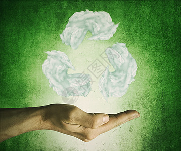 张开的手握着绿色背景上云层中的回收符号友好环境可持续发展理念图片