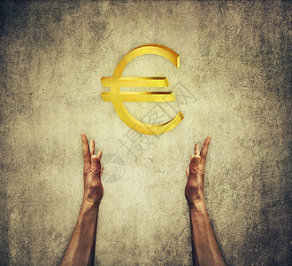 两只手着金色欧元标志的特写财务图片