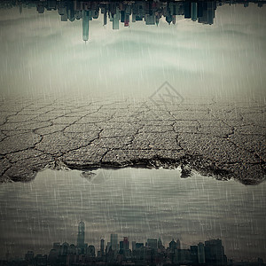 超现实主义的形象与个城市反映个坑坑洼洼的裂缝沥青破碎的路上个脏水坑图片