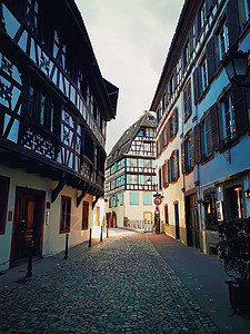 斯特拉斯堡狭窄的街道,老城田园诗般的半木制的中世纪建筑立美丽的建筑佩蒂法国区,阿尔萨斯图片