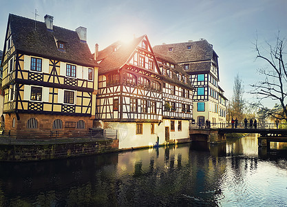 五颜六色的浪漫城市斯特拉斯堡,法国,阿尔萨斯河边的传统计时器房屋中世纪的家庭立,历史小镇美丽的田园建筑反映阳光明图片