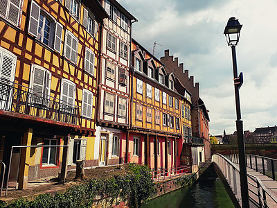 五颜六色的浪漫城市斯特拉斯堡,法国,阿尔萨斯河边的传统房屋中世纪的家庭立,历史小镇美丽的田园建筑图片