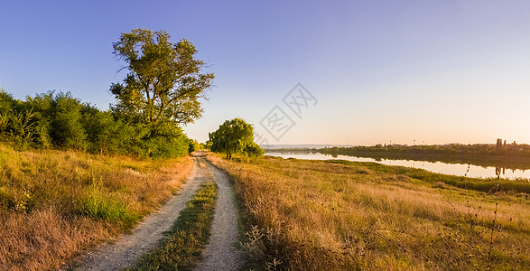 风景优美的乡村景观与乡村土路穿过片草地,晴朗的蓝天下,干草干草秋景观附近的德里亚湖,恩格尼,摩尔多瓦图片