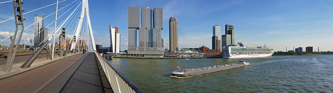 城市景观全景伊拉斯谟桥上的缪斯河鹿特丹,荷兰地平线上的高大现代建筑穿越伊拉斯谟布鲁运河的大船图片