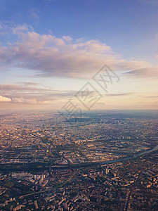法国巴黎德尼斯区塞纳河上空的飞机上俯瞰城市景观图片
