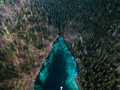 空中拍摄山湖图片