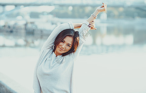 轻的亚洲女晨城肖像明亮的白色轻的亚洲女人图片