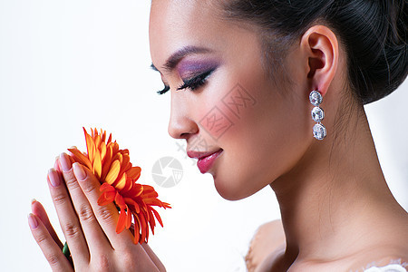 轻的亚洲女人,白色背景上花卉肖像轻的亚洲女人图片