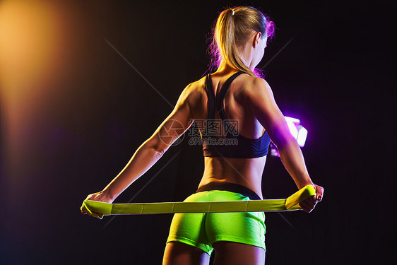 轻感的运动女健身运动的橡胶伸展双手感的运动女人图片