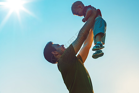 父亲岁的儿子把儿子抱夕阳下父子图片