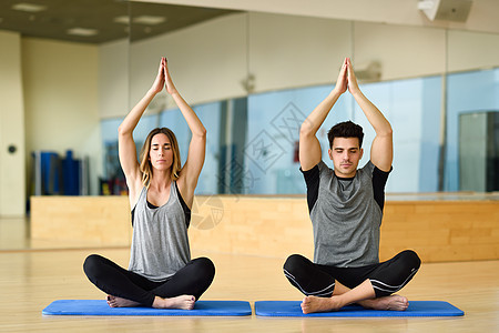 轻的女人男人室内练瑜伽两个人运动图片