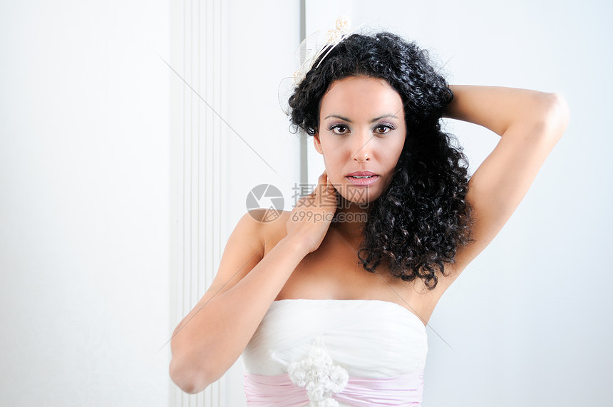 位轻的黑人妇女的肖像,时尚模特,留着AFRO发型,穿着婚纱图片