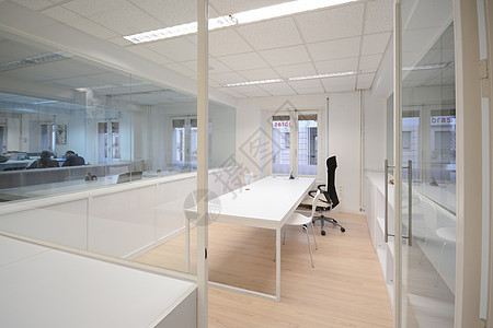 空的现代办公室白色家具图片