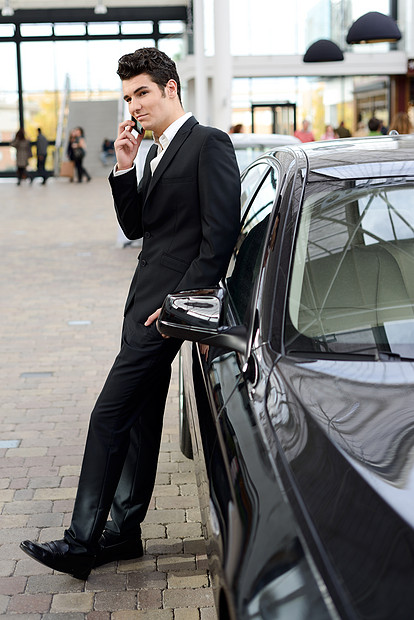 个轻英俊的男人的肖像,时尚的模特,穿着西装豪华汽车