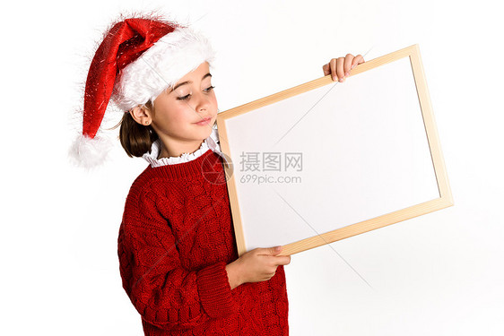 戴着诞老人帽子的小女孩着空白板白色背景上广告诞活动邀请函冬天的衣服图片